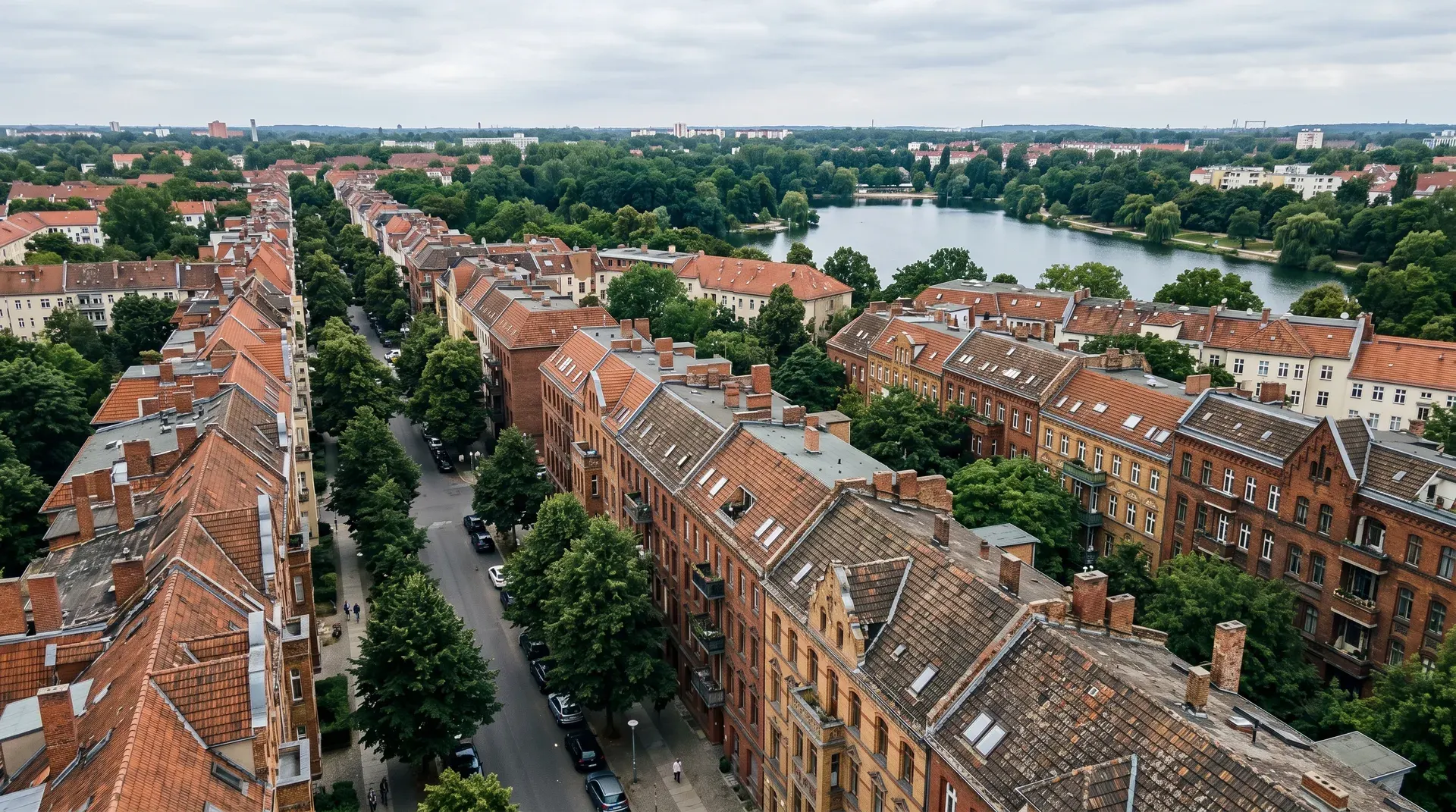 Gründerzeit-Wohnhäuser in Berlin-Weißensee mit Tonziegeldächern und Blick auf den Weißen See